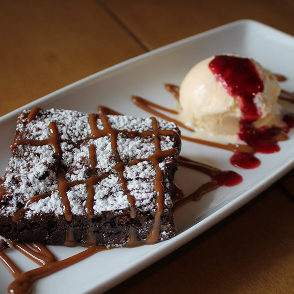 Brownie de Chocolate con Helado de Vainilla.
